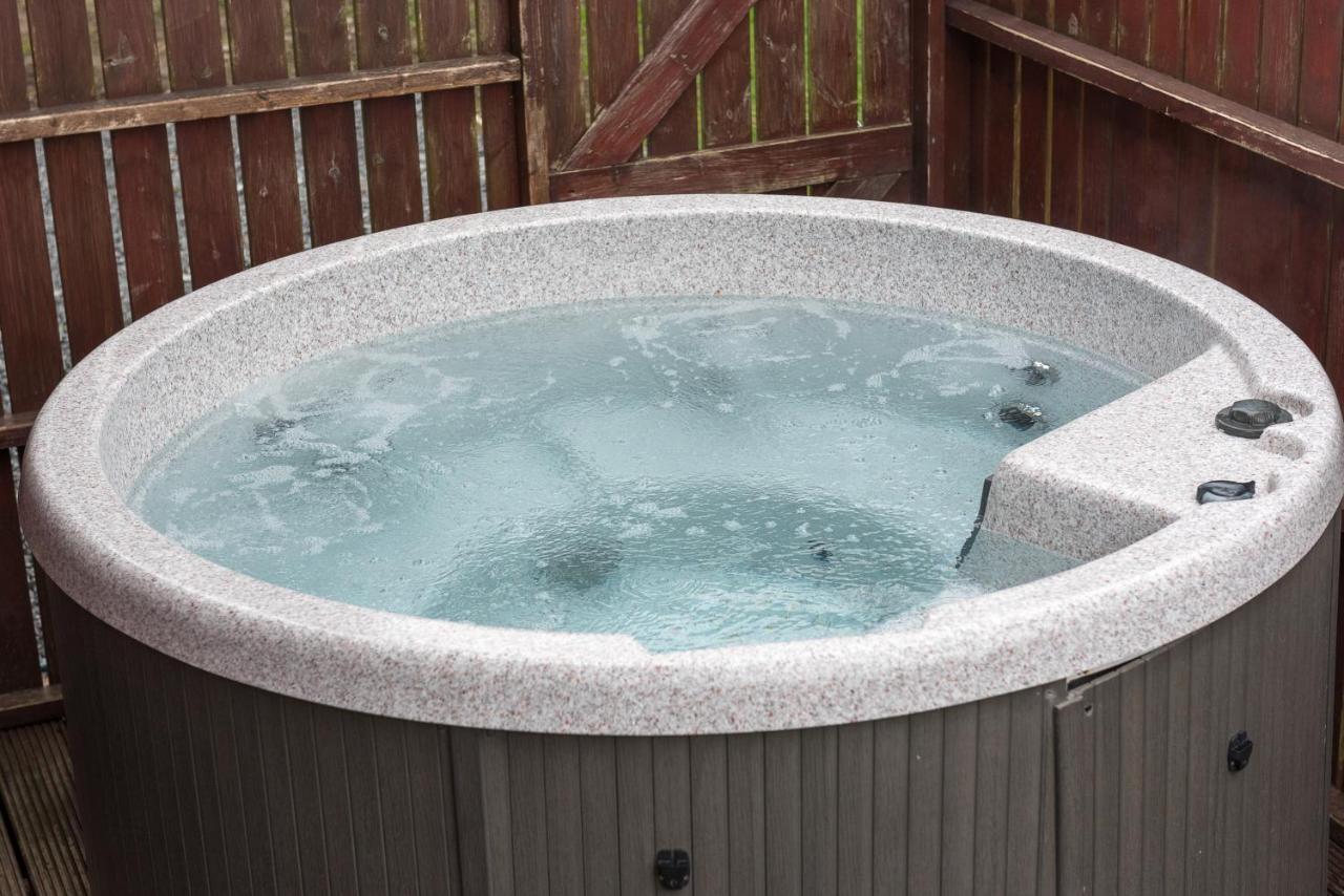 Conifer Lodge 25 With Hot Tub Newton Stewart Minnigaff Eksteriør bilde
